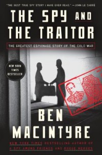 Omslagsbild: The spy and the traitor av 