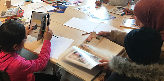 Barn och föräldrar läser tillsammans på biblioteket i Rinkeby