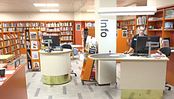 Stillbild ur filmen om biblioteket med interiör från Sköndals bibliotek