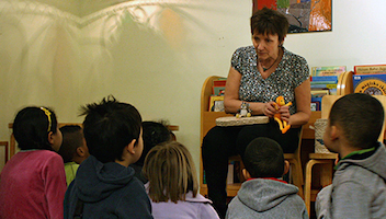 Kvinna läser för en grupp barn